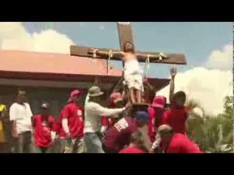 Filipinos Reenact Crucifixion